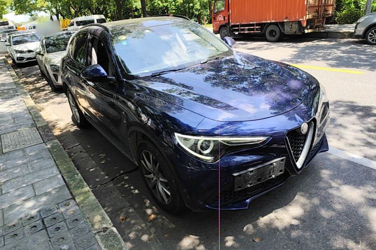 Used Alfa Romeo Stelvio 2017 2.0T 200HP Luxury Edition Front Right 45 Deg