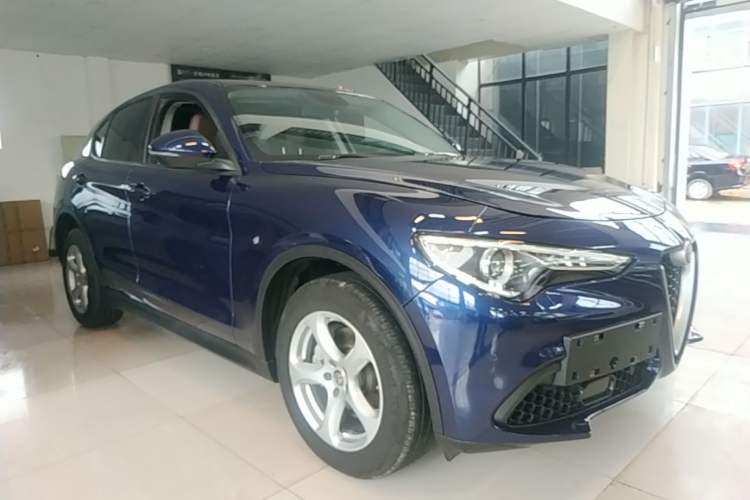 Used Alfa Romeo Stelvio 2017 2.0T 200HP Elite Edition Front Right 45 Deg