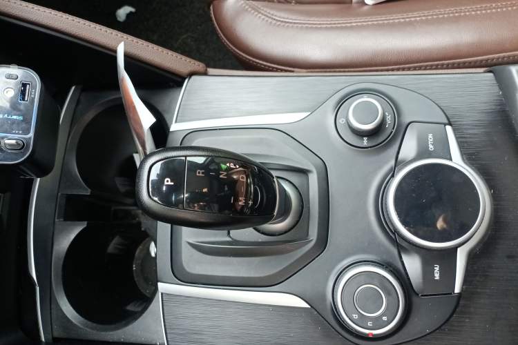 Used Alfa Romeo Stelvio 2017 2.0T 200HP Luxury Edition Gear Lever