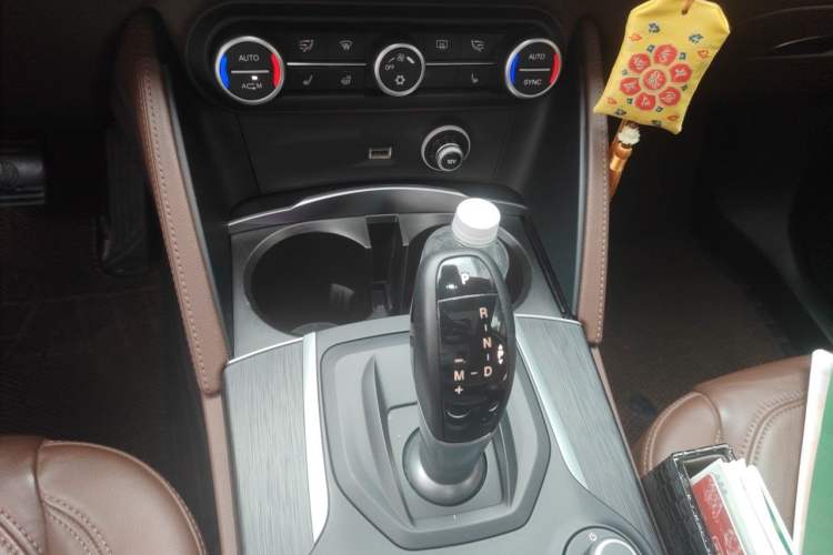 Used Alfa Romeo Stelvio 2017 2.0T 200HP Luxury Edition Gear Lever