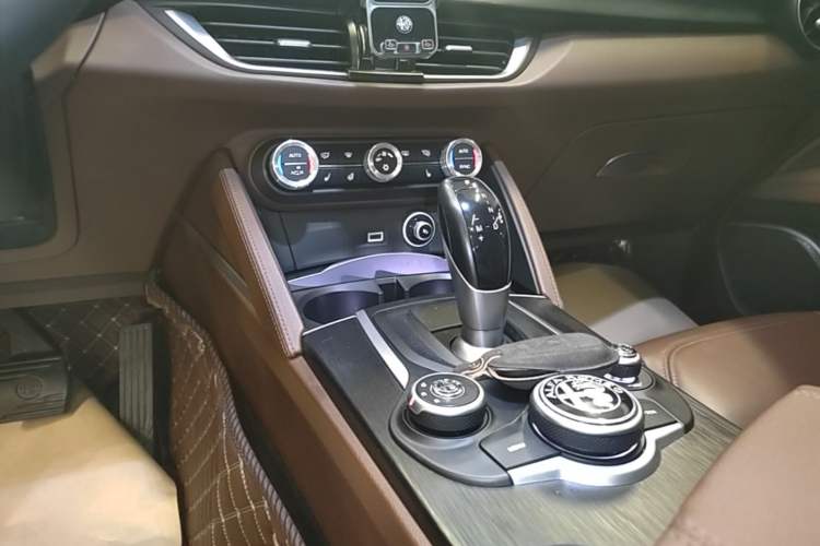 Used Alfa Romeo Stelvio 2017 2.0T 200HP Luxury Edition Gear Lever