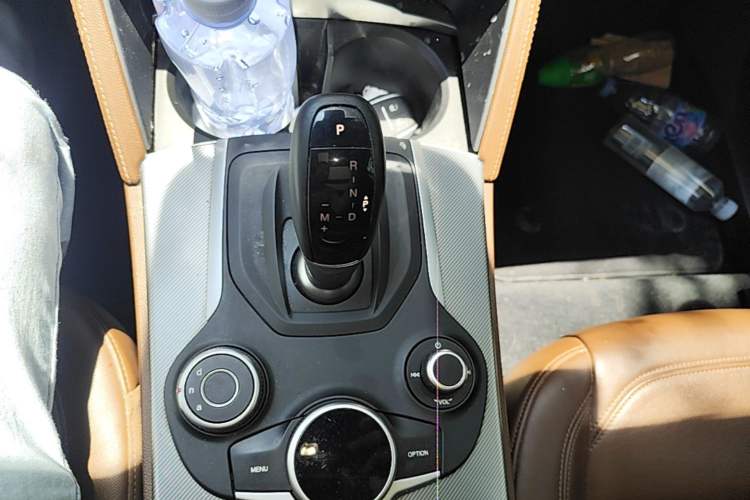 Used Alfa Romeo Stelvio 2017 2.0T 200HP Luxury Edition Gear Lever