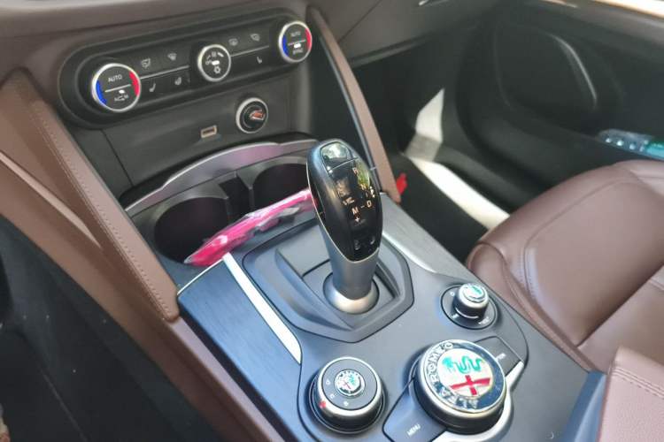 Used Alfa Romeo Stelvio 2017 2.0T 200HP Luxury Edition Gear Lever
