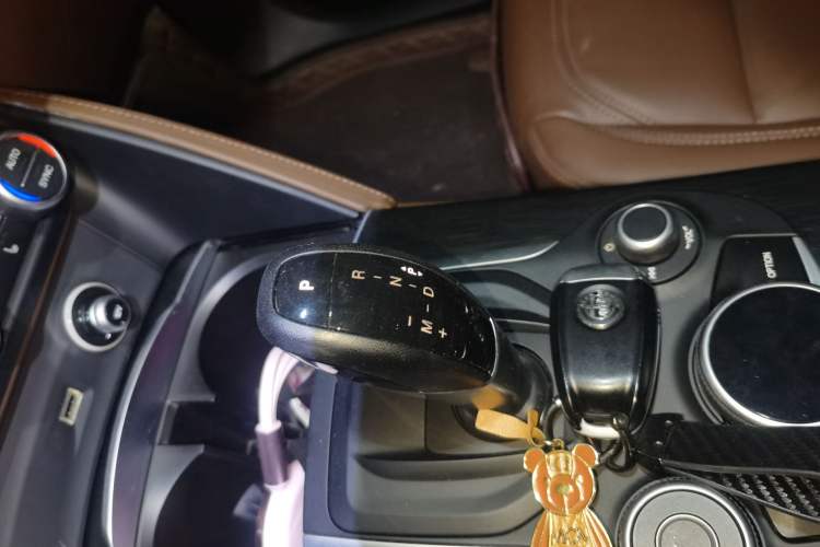 Used Alfa Romeo Stelvio 2017 2.0T 200HP Luxury Edition Gear Lever