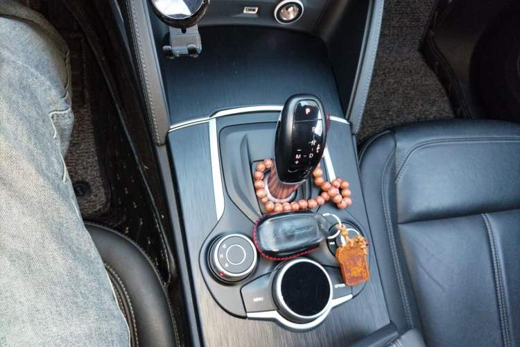 Used Alfa Romeo Stelvio 2017 2.0T 200HP Luxury Edition Gear Lever
