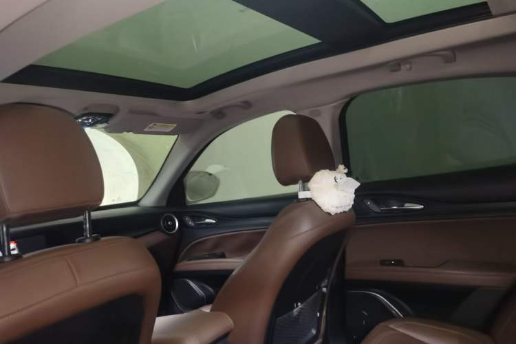 Used Alfa Romeo Stelvio 2017 2.0T 200HP Luxury Edition Headliner