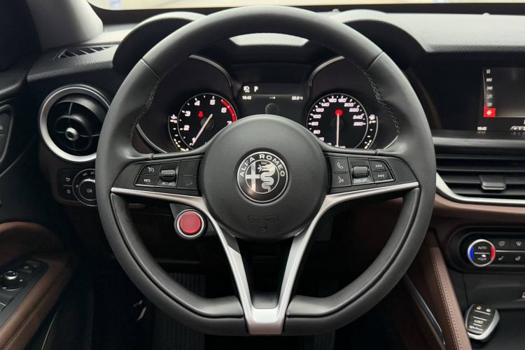 Used Alfa Romeo Stelvio 2017 2.0T 200HP Luxury Edition Interior 2
