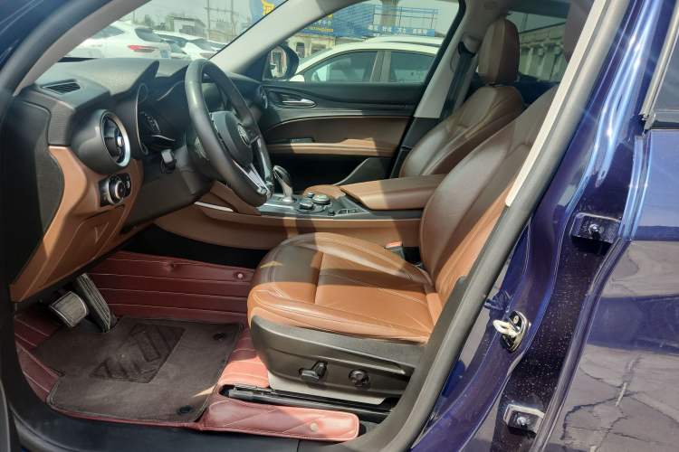Used Alfa Romeo Stelvio 2017 2.0T 200HP Elite Edition Interior 2