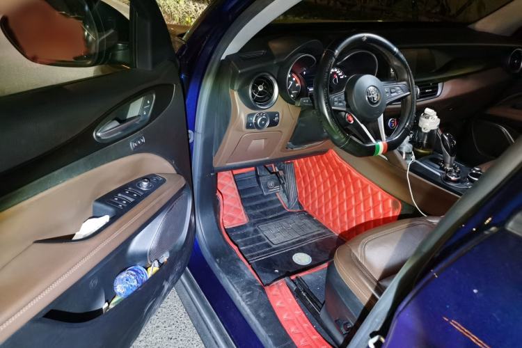 Used Alfa Romeo Stelvio 2017 2.0T 200HP Elite Edition Interior 3