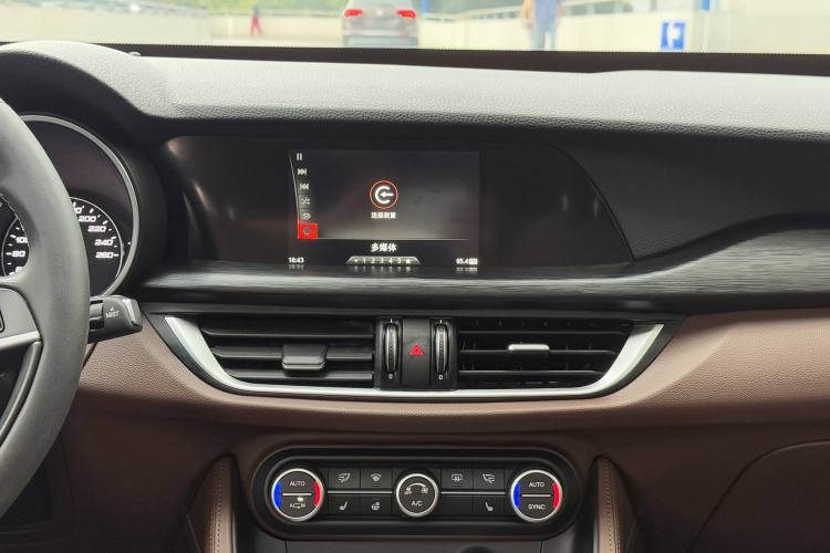 Used Alfa Romeo Stelvio 2017 2.0T 200HP Luxury Edition Interior 3