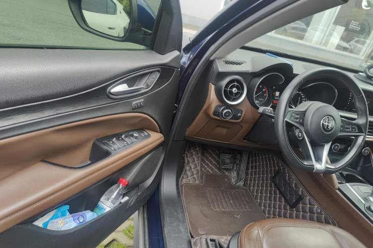 Used Alfa Romeo Stelvio 2017 2.0T 200HP Elite Edition Interior 3
