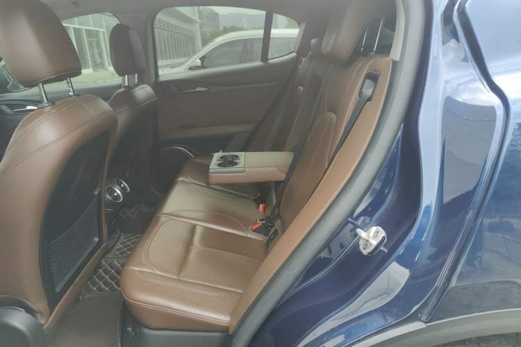 Used Alfa Romeo Stelvio 2017 2.0T 200HP Elite Edition Interior 4