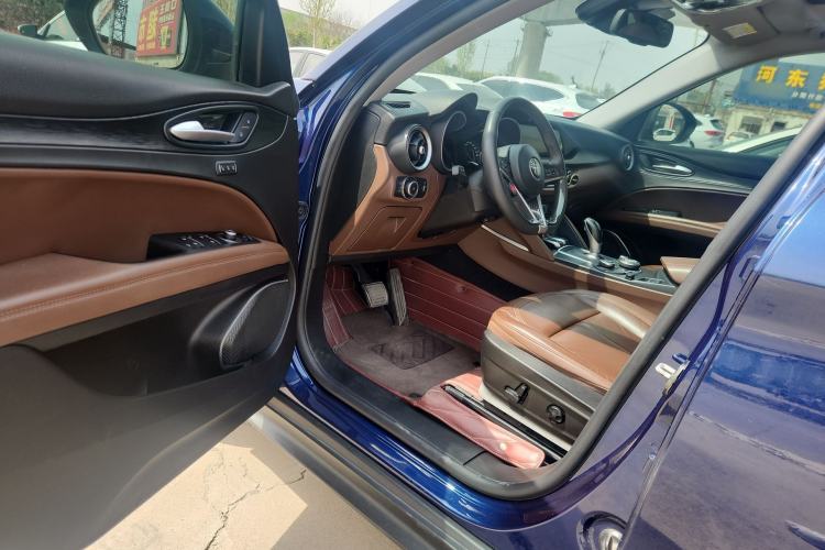 Used Alfa Romeo Stelvio 2017 2.0T 200HP Elite Edition Interior 4