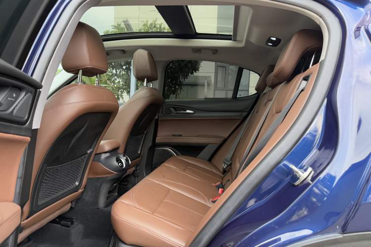 Used Alfa Romeo Stelvio 2017 2.0T 200HP Luxury Edition Interior 6