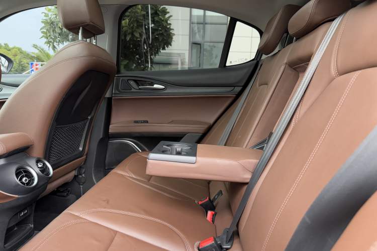 Used Alfa Romeo Stelvio 2017 2.0T 200HP Luxury Edition Interior 7