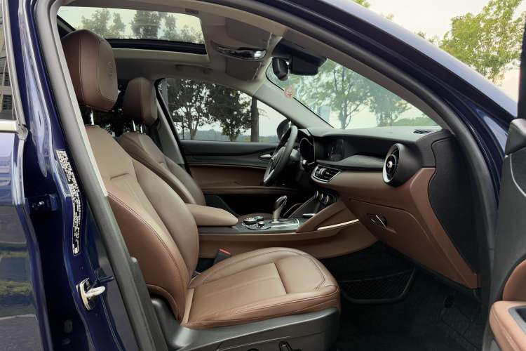 Used Alfa Romeo Stelvio 2017 2.0T 200HP Luxury Edition Interior 8