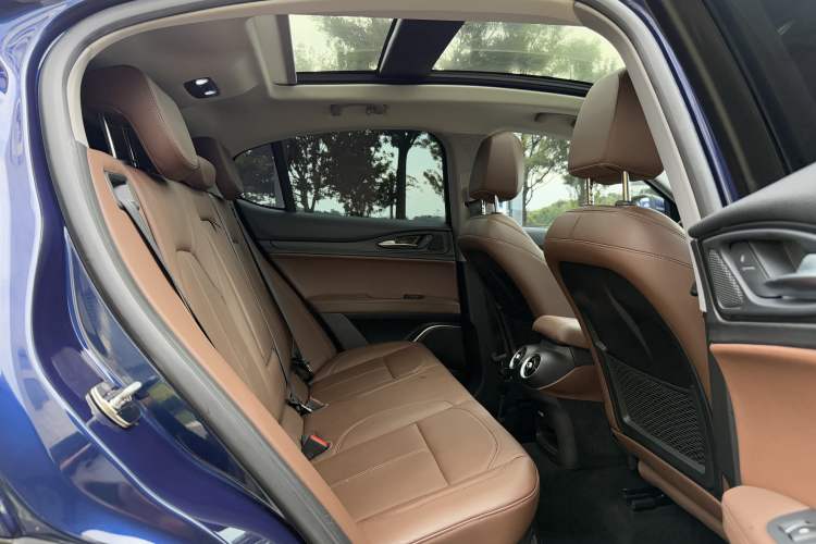 Used Alfa Romeo Stelvio 2017 2.0T 200HP Luxury Edition Interior 9