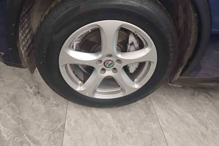 Used Alfa Romeo Stelvio 2017 2.0T 200HP Elite Edition Left Front Wheel Hub