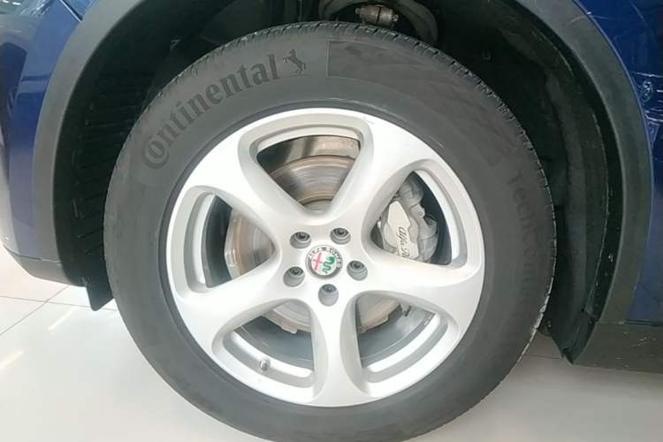 Used Alfa Romeo Stelvio 2017 2.0T 200HP Elite Edition Left Front Wheel Hub