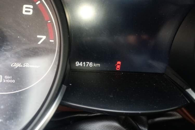 Used Alfa Romeo Stelvio 2017 2.0T 200HP Luxury Edition Odometer Close Up