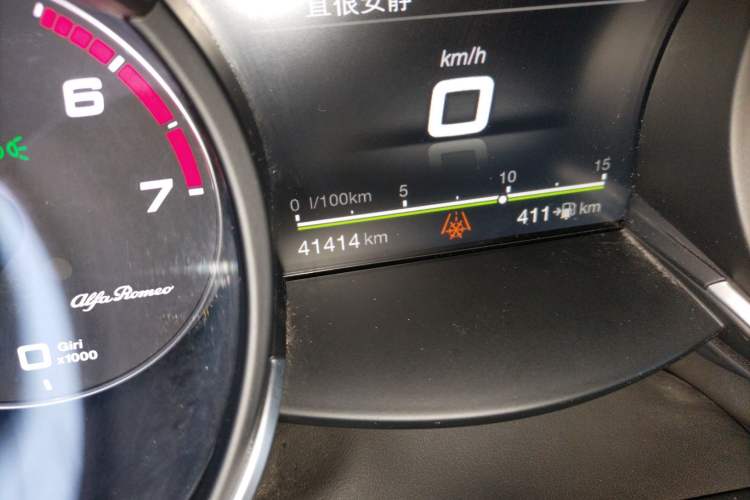 Used Alfa Romeo Stelvio 2017 2.0T 200HP Luxury Edition Odometer Close Up