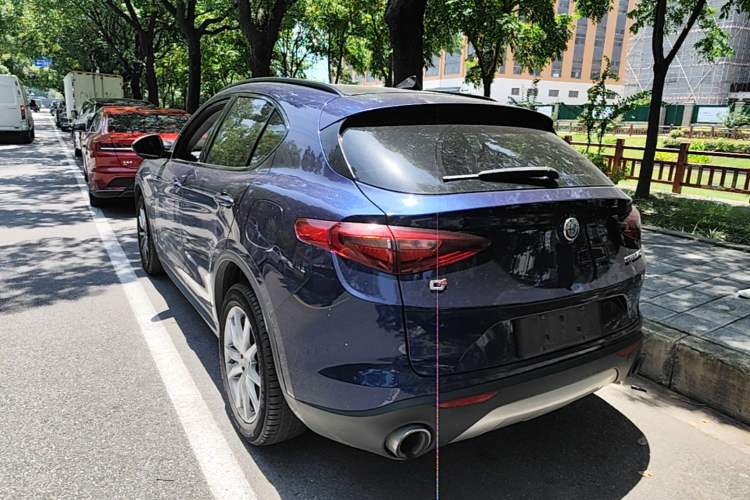Used Alfa Romeo Stelvio 2017 2.0T 200HP Luxury Edition Rear Left 45 Deg