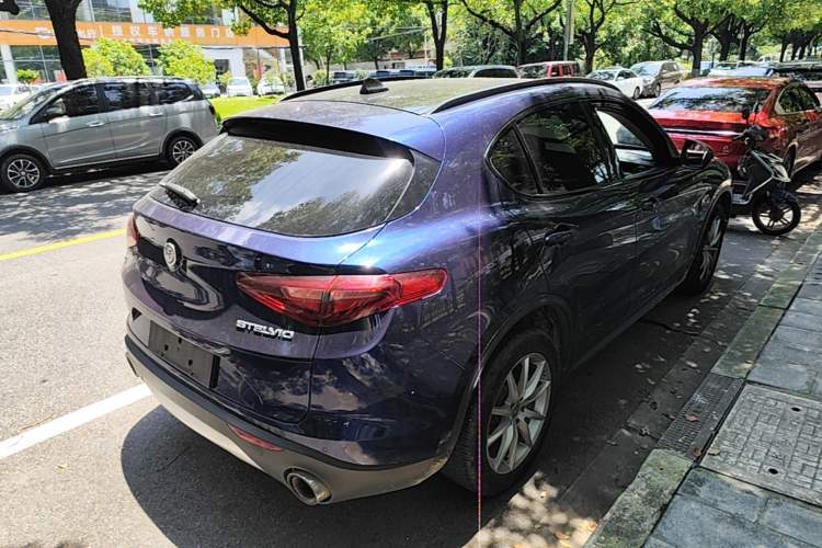 Used Alfa Romeo Stelvio 2017 2.0T 200HP Luxury Edition Rear Right 45 Deg