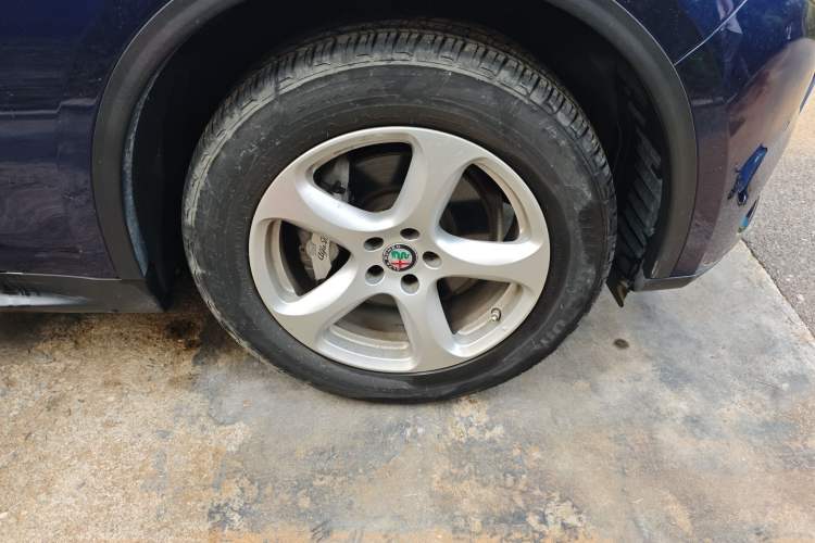 Used Alfa Romeo Stelvio 2017 2.0T 200HP Elite Edition Right Front Wheel Hub