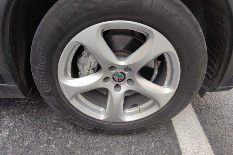 Used Alfa Romeo Stelvio 2017 2.0T 200HP Elite Edition Right Front Wheel Hub