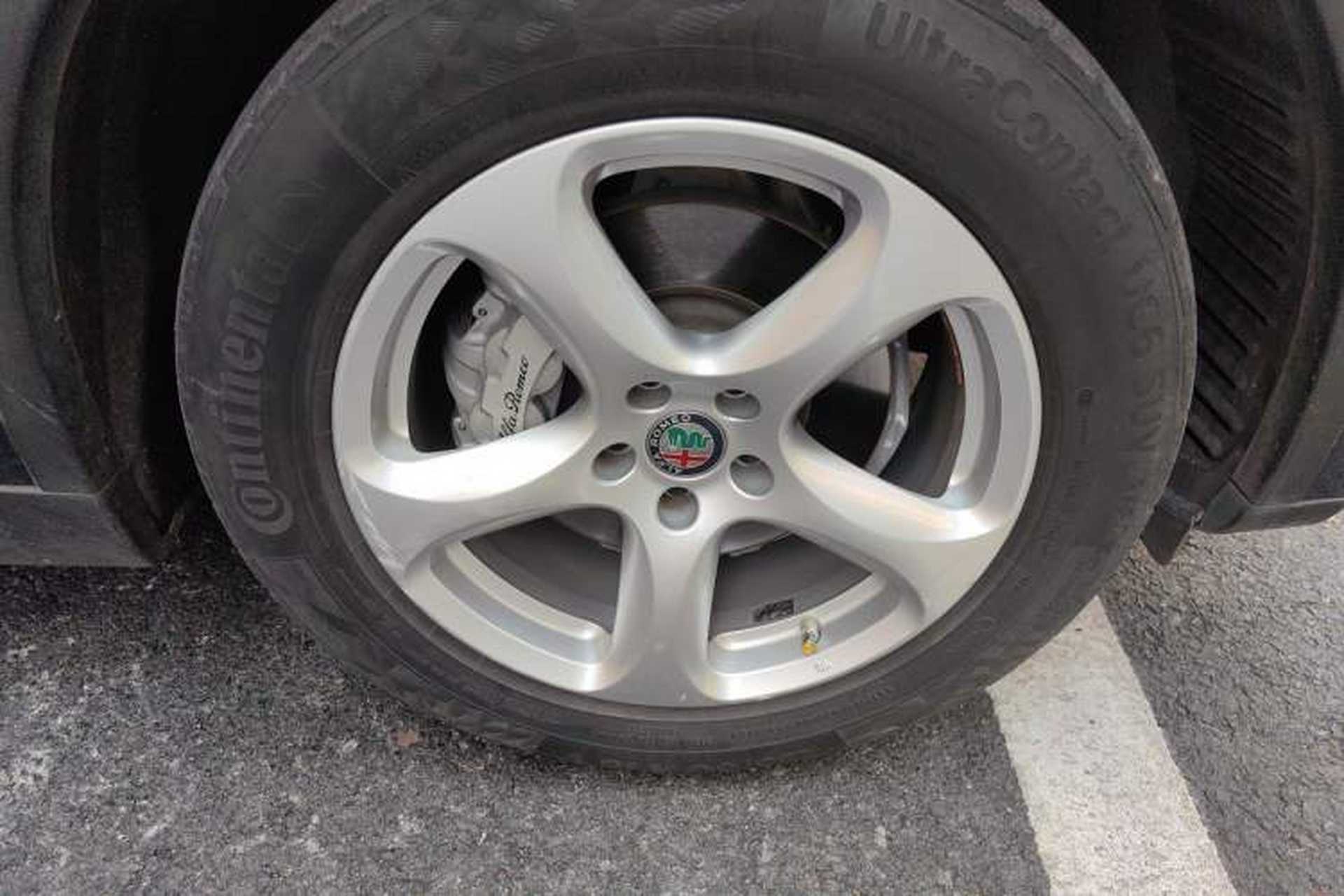 Used Alfa Romeo Stelvio 2017 2.0T 200HP Elite Edition Right Front Wheel Hub