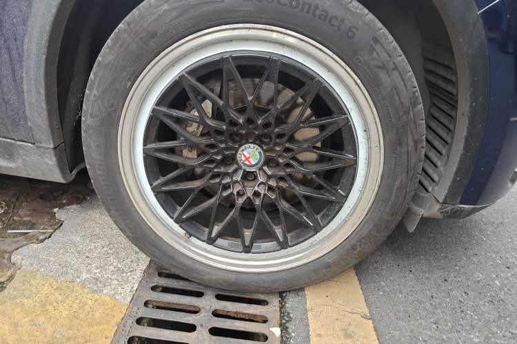 Used Alfa Romeo Stelvio 2017 2.0T 200HP Elite Edition Right Front Wheel Hub