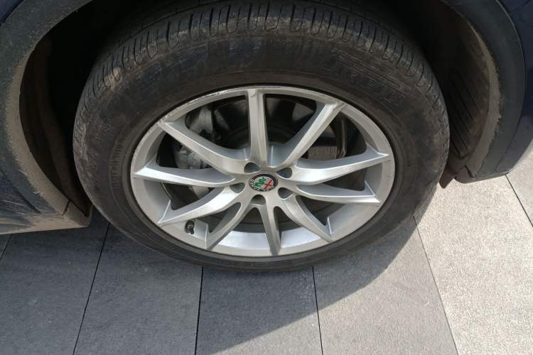 Used Alfa Romeo Stelvio 2017 2.0T 200HP Luxury Edition Right Front Wheel Hub