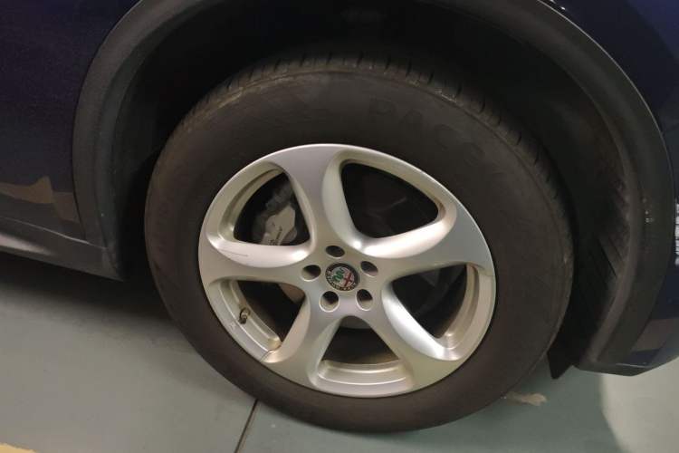 Used Alfa Romeo Stelvio 2017 2.0T 200HP Elite Edition Right Front Wheel Hub