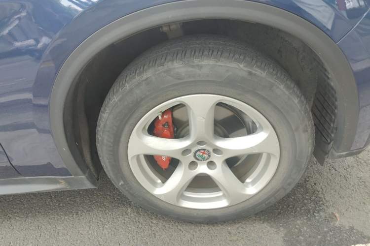 Used Alfa Romeo Stelvio 2017 2.0T 200HP Elite Edition Right Front Wheel Hub