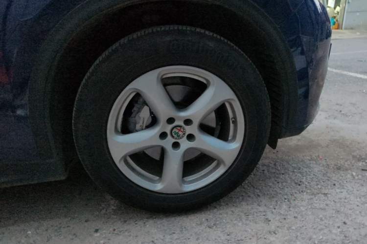 Used Alfa Romeo Stelvio 2017 2.0T 200HP Elite Edition Right Front Wheel Hub