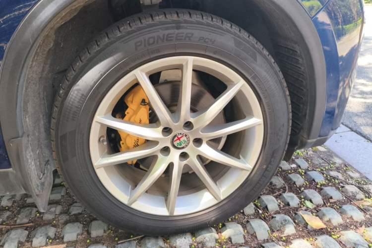 Used Alfa Romeo Stelvio 2017 2.0T 200HP Luxury Edition Right Front Wheel Hub