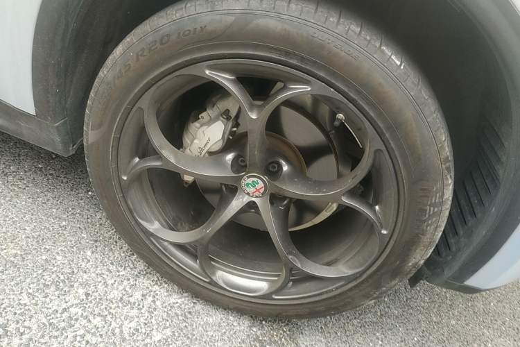 Used Alfa Romeo Stelvio 2017 2.0T 200HP Elite Edition Right Front Wheel Hub