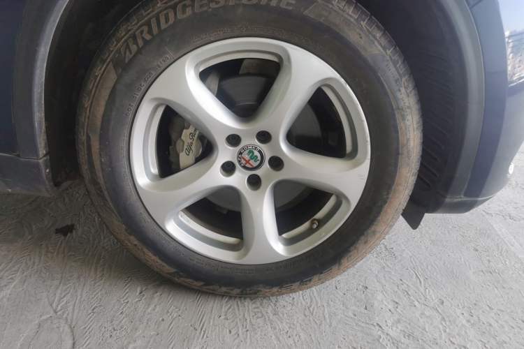 Used Alfa Romeo Stelvio 2017 2.0T 200HP Elite Edition Right Front Wheel Hub