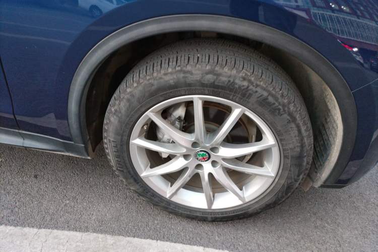 Used Alfa Romeo Stelvio 2017 2.0T 200HP Luxury Edition Right Front Wheel Hub