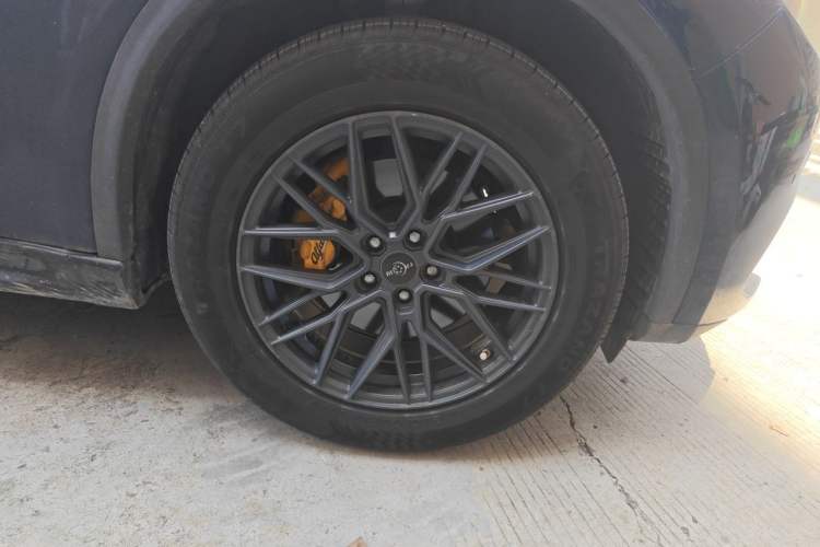 Used Alfa Romeo Stelvio 2017 2.0T 200HP Elite Edition Right Front Wheel Hub