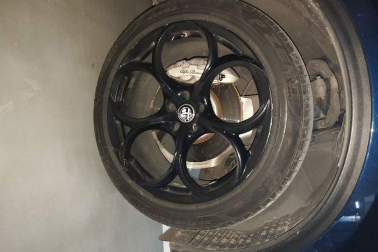 Used Alfa Romeo Stelvio 2017 2.0T 200HP Elite Edition Right Front Wheel Hub