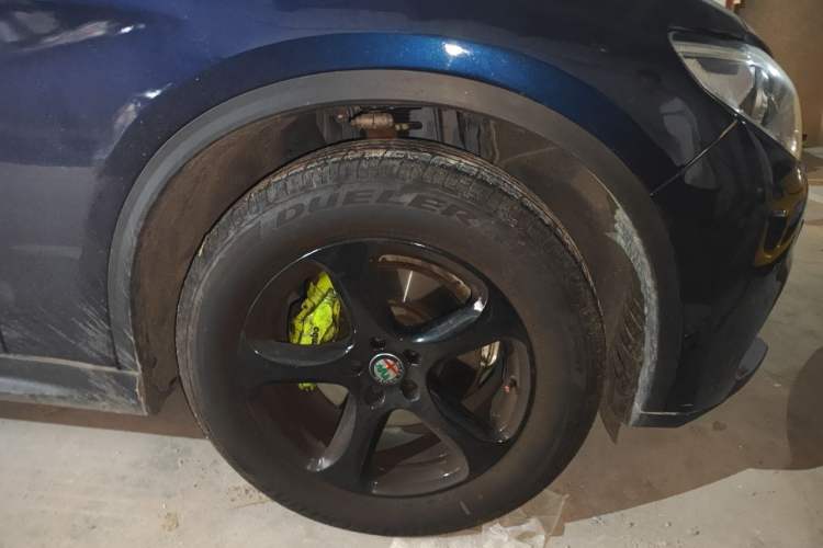 Used Alfa Romeo Stelvio 2017 2.0T 200HP Elite Edition Right Front Wheel Hub