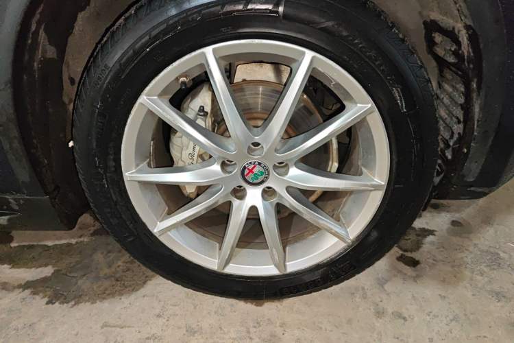 Used Alfa Romeo Stelvio 2017 2.0T 200HP Luxury Edition Right Front Wheel Hub