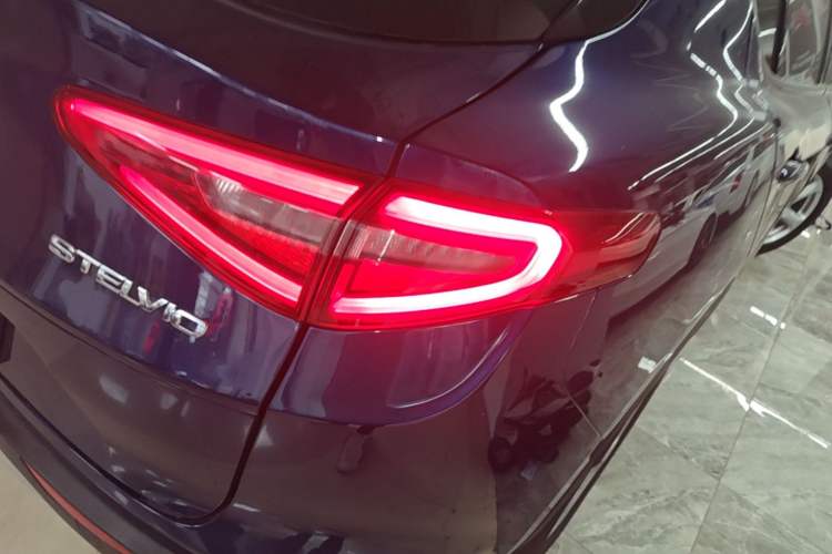 Used Alfa Romeo Stelvio 2017 2.0T 200HP Elite Edition Right Rear Taillight