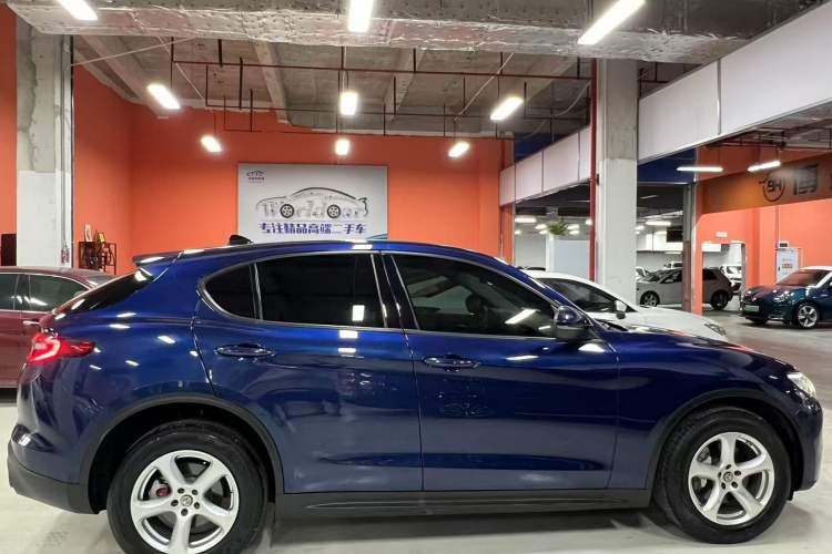 Used Alfa Romeo Stelvio 2017 2.0T 200HP Elite Edition Right Side