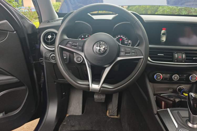 Used Alfa Romeo Stelvio 2017 2.0T 200HP Elite Edition Steering Wheel