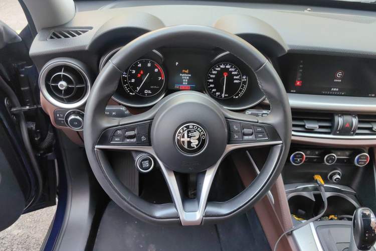 Used Alfa Romeo Stelvio 2017 2.0T 200HP Elite Edition Steering Wheel