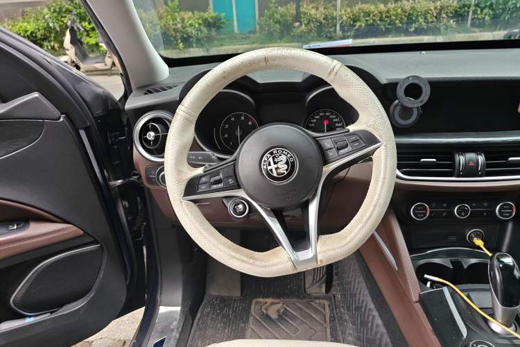Used Alfa Romeo Stelvio 2017 2.0T 200HP Elite Edition Steering Wheel