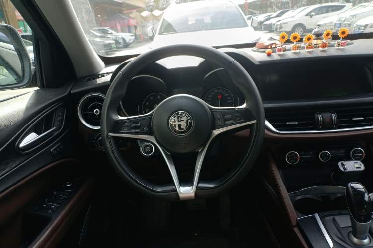 Used Alfa Romeo Stelvio 2017 2.0T 200HP Luxury Edition Steering Wheel