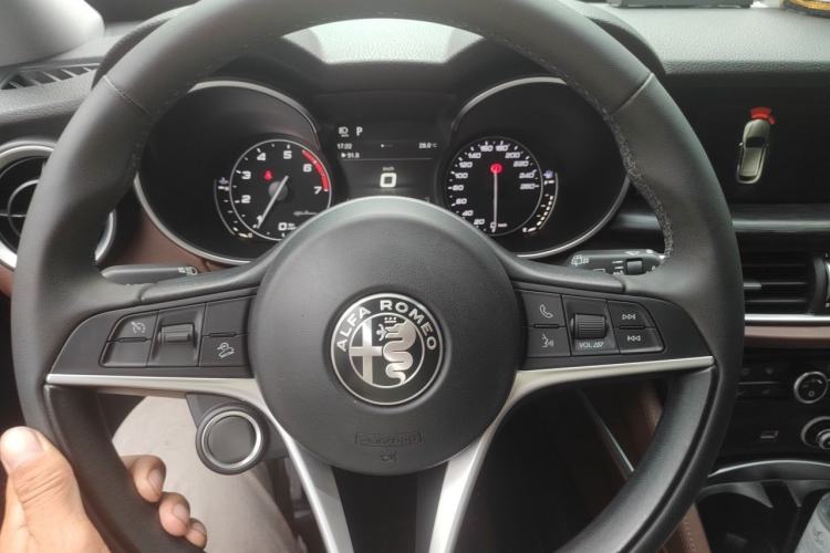 Used Alfa Romeo Stelvio 2017 2.0T 200HP Luxury Edition Steering Wheel